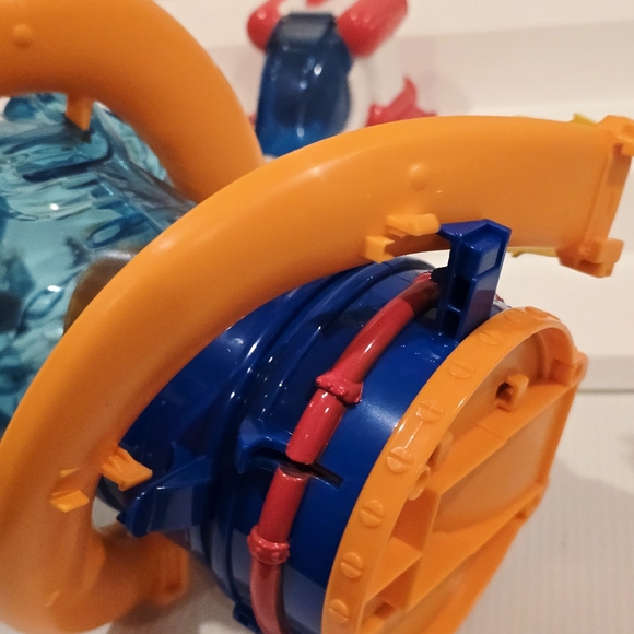 Squinkies Hot Wheels Shark Attack Tank Dispenser and Space Shuttle Set with Gi J - Picture 13 of 16